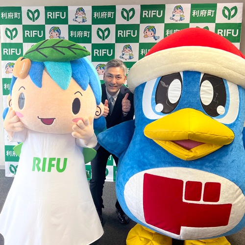 ドンペンと熊谷町長 利府店1周年記念