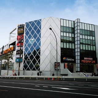 MEGAドン・キホーテ港山下総本店の店舗情報・駐車場情報