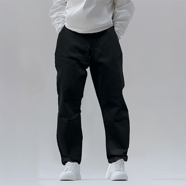 色褪せ知らずの黒 テーパードパンツ