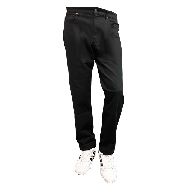 色褪せ知らずの黒 ストレートパンツ