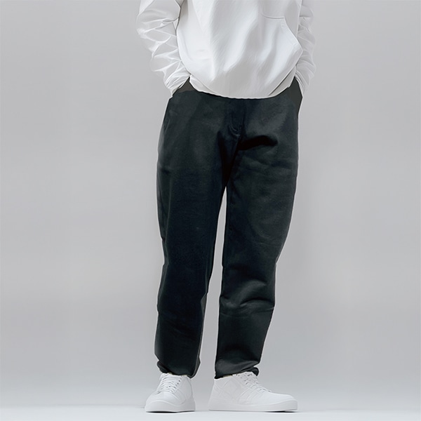 色褪せ知らずの黒 ストレートパンツ
